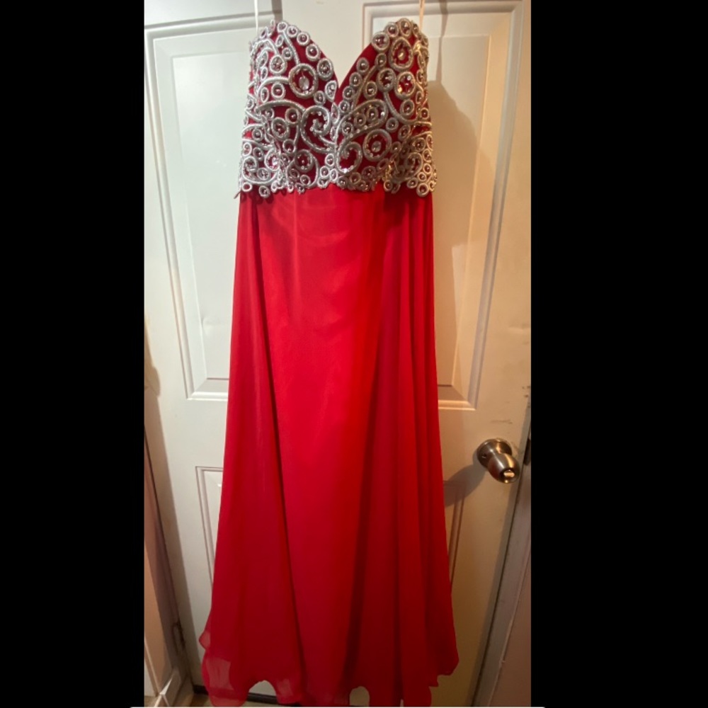 GRAD/PROM DRESS WOMENS SIZE 8. Used once. 10/10 condition.